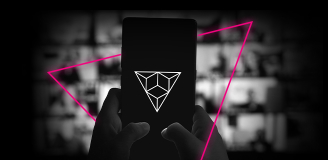 Imagem de um celular com logo da Conquer representando as aulas ao vivo do curso de Marketing Digital