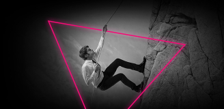 Imagem de um homem de roupa social escalando montanha representando a metodologia do curso ao sair do campo teórico e colocar a mão na massa no Marketing Digital