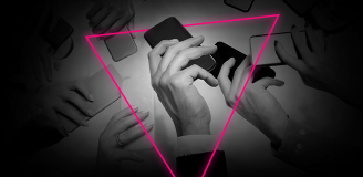 Imagem com várias mãos segurando celulares representando a oportunidade de networking oferecida no curso de Marketing Digital